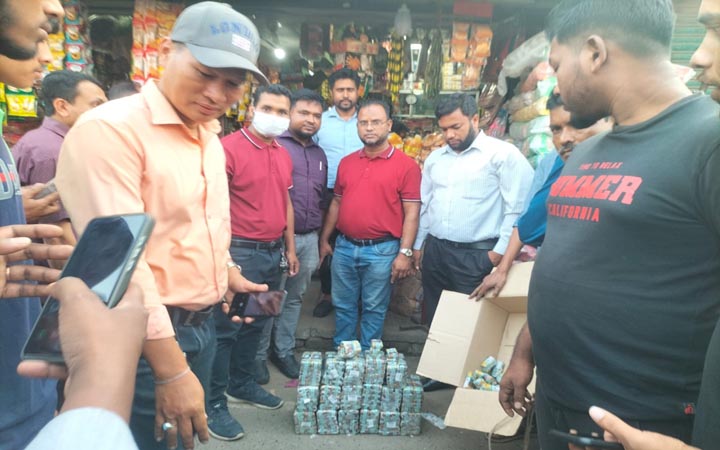 হাটহাজারীতে নকল ব্যান্ডরোলযুক্ত আকিজ বিড়ি জব্দ